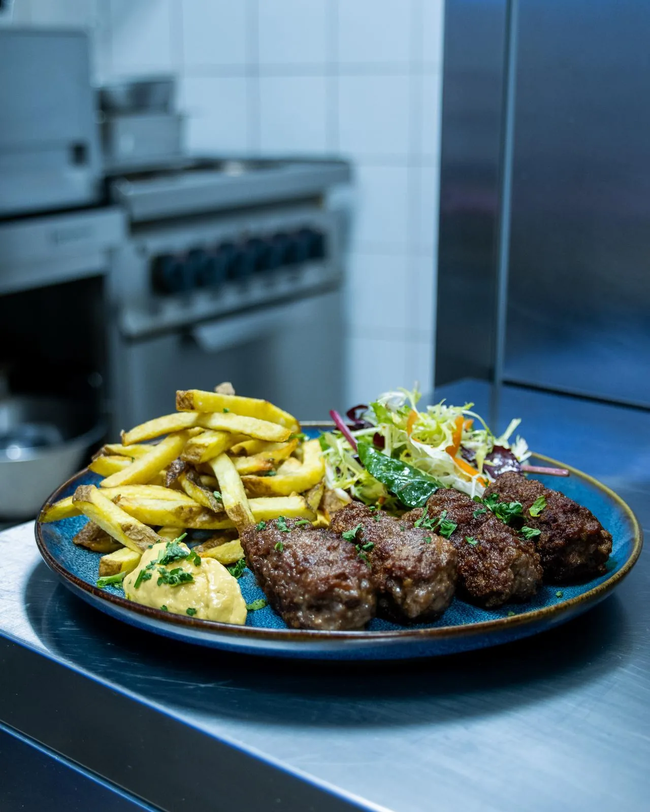 Assiette de Mititei avec frites et salade