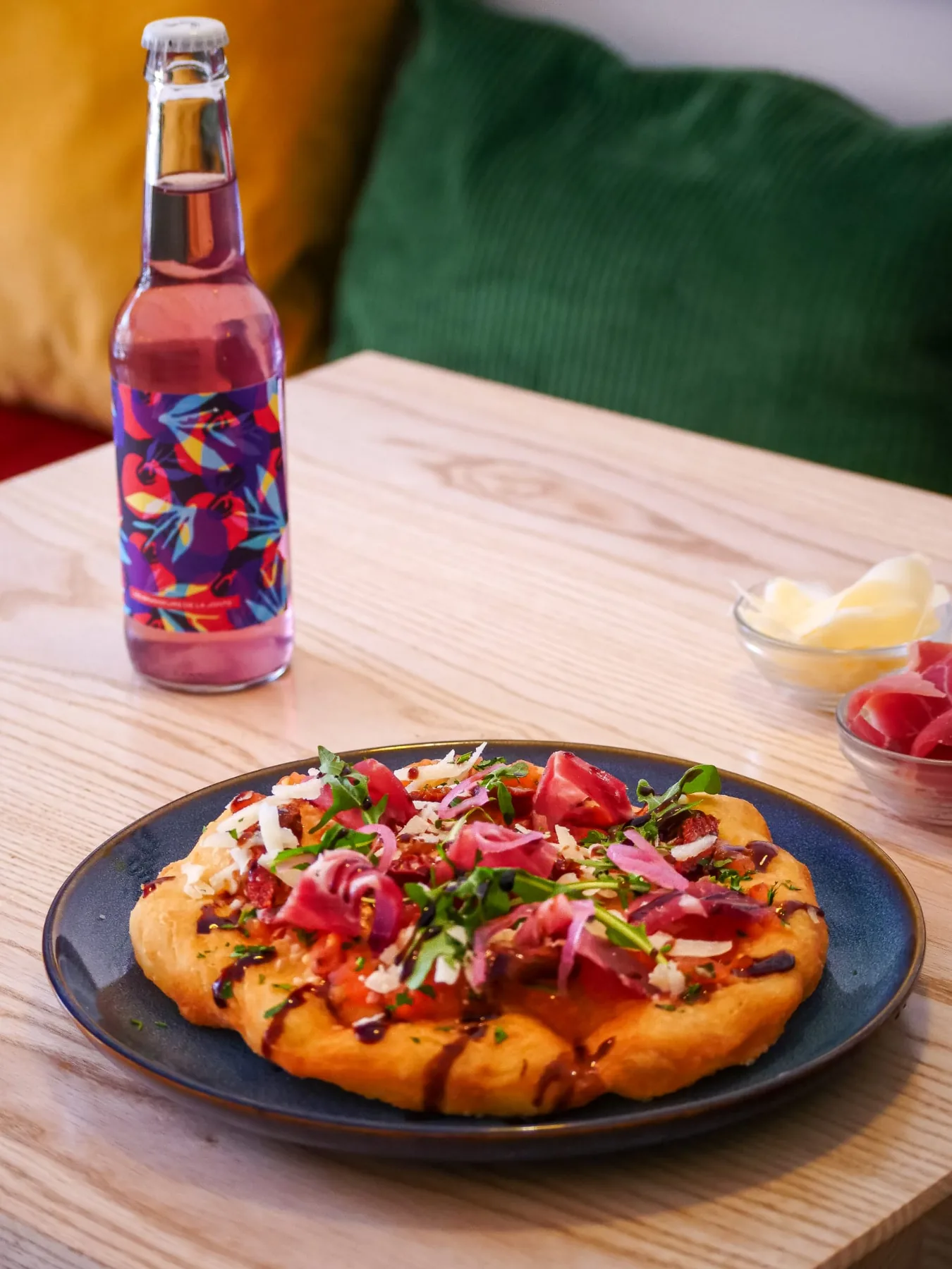 Lángos garni accompagné d’une boisson